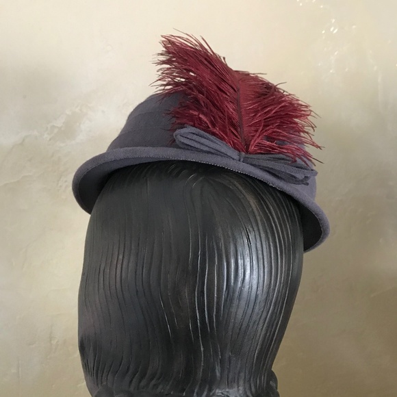 UNIQUE 1940s GRAY FELT BOATER HAT WITH BURGUNDY FEATHER main image 9